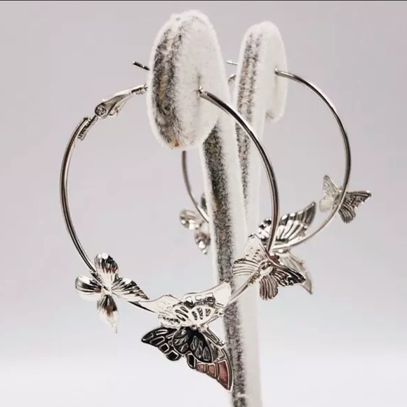 🦋 Butterfly Silver Colored Hoop Elegant Earrings - Picture 3 of 3